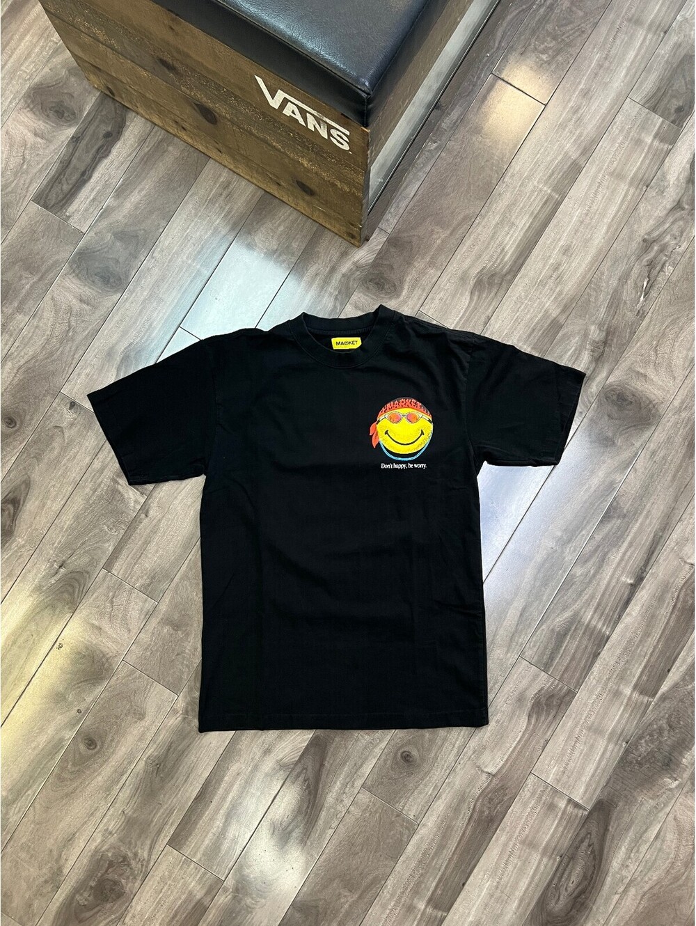 Chinatown Market Smiley Don't Happy Be Worry Graphic Tee M